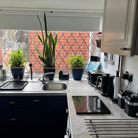 Double Room In Great Barr Near M5 - M6 - Parking - Tv Bed-Garden Бирмингем Экстерьер фото